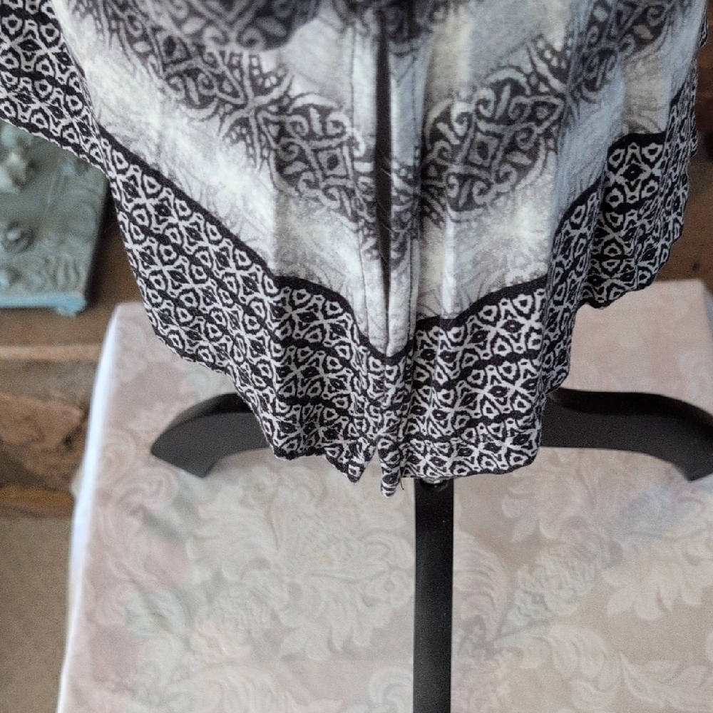 Ruby Rd. Black and White Patterned Tunic Size M - Picture 6 of 7